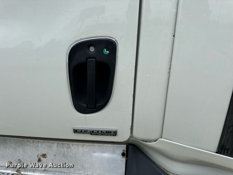 image for item DV4156 2016 Freightliner Cascadia semi truck