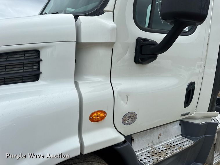 image for item DV4156 2016 Freightliner Cascadia semi truck
