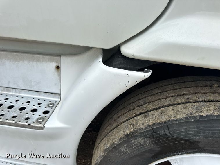 image for item DV4156 2016 Freightliner Cascadia semi truck