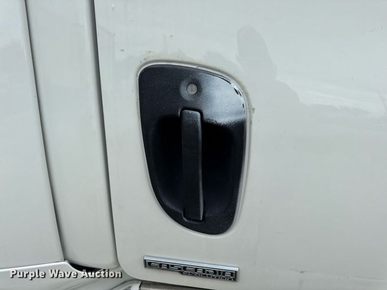 image for item DV4156 2016 Freightliner Cascadia semi truck