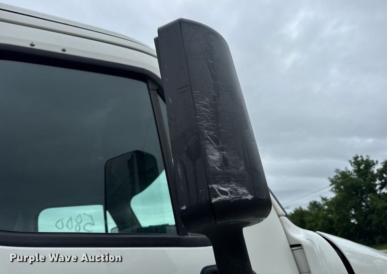 image for item DV4156 2016 Freightliner Cascadia semi truck