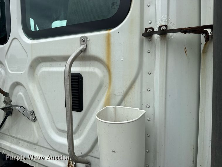 image for item DV4156 2016 Freightliner Cascadia semi truck