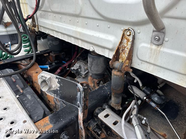 image for item DV4156 2016 Freightliner Cascadia semi truck