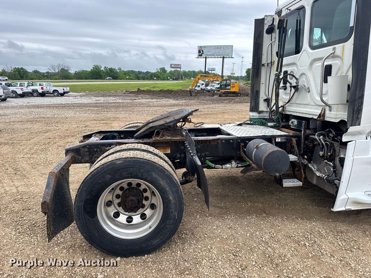 image for item DV4156 2016 Freightliner Cascadia semi truck