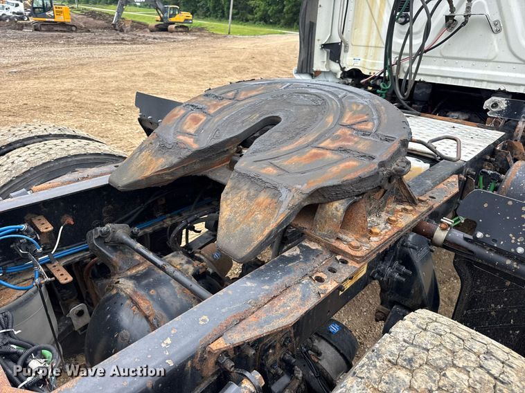 image for item DV4156 2016 Freightliner Cascadia semi truck