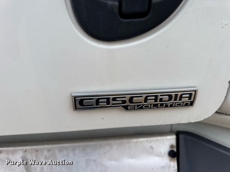 image for item DV4156 2016 Freightliner Cascadia semi truck