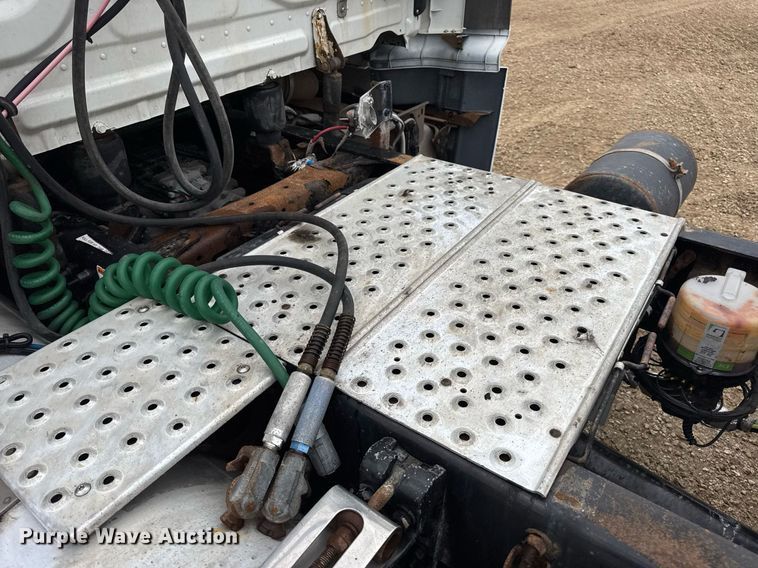 image for item DV4156 2016 Freightliner Cascadia semi truck