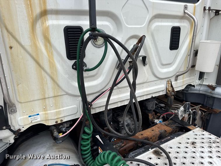 image for item DV4156 2016 Freightliner Cascadia semi truck