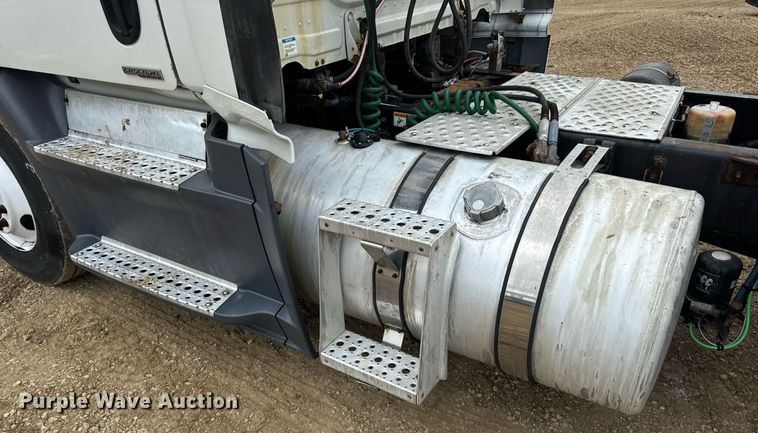 image for item DV4156 2016 Freightliner Cascadia semi truck