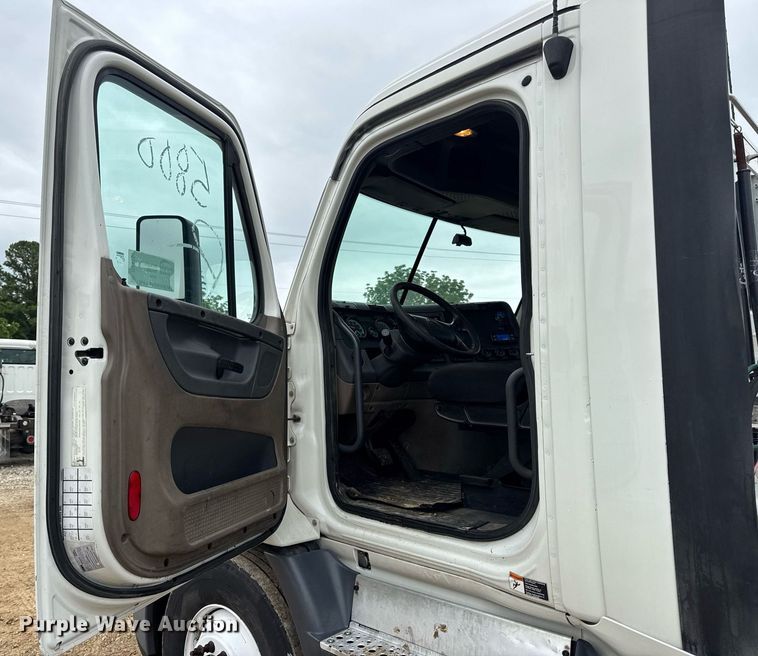 image for item DV4156 2016 Freightliner Cascadia semi truck