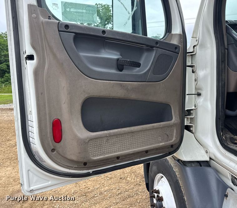 image for item DV4156 2016 Freightliner Cascadia semi truck