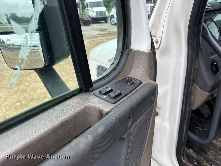 image for item DV4156 2016 Freightliner Cascadia semi truck