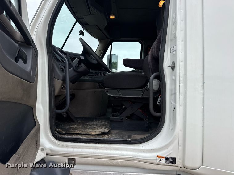 image for item DV4156 2016 Freightliner Cascadia semi truck