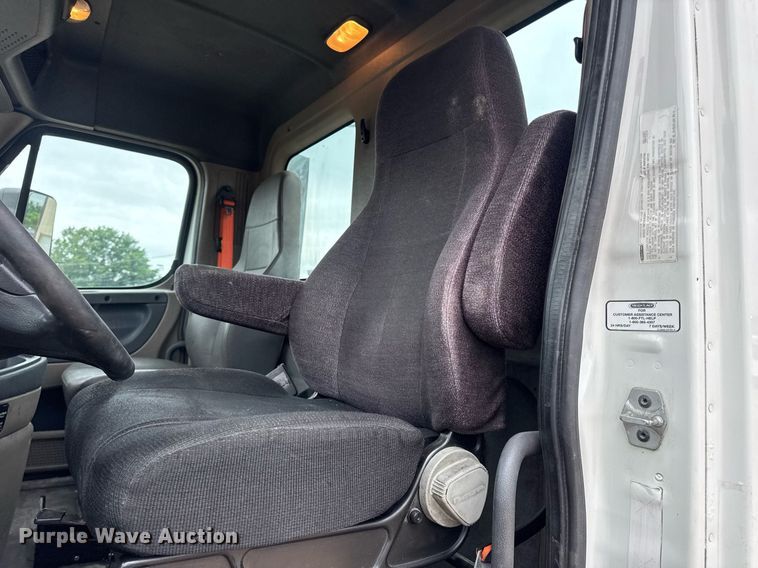 image for item DV4156 2016 Freightliner Cascadia semi truck