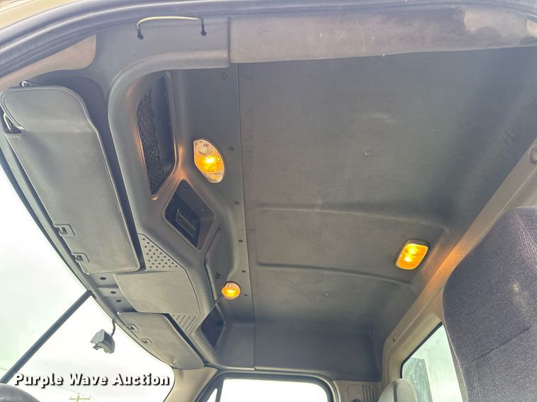 image for item DV4156 2016 Freightliner Cascadia semi truck