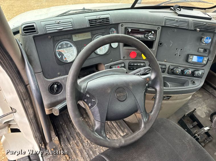 image for item DV4156 2016 Freightliner Cascadia semi truck