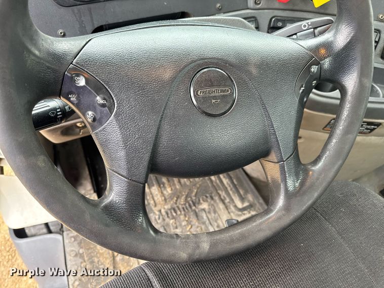 image for item DV4156 2016 Freightliner Cascadia semi truck