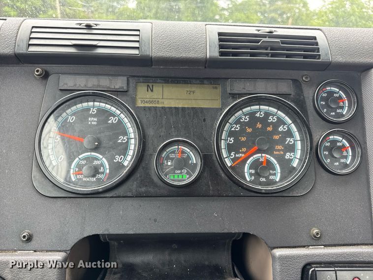 image for item DV4156 2016 Freightliner Cascadia semi truck