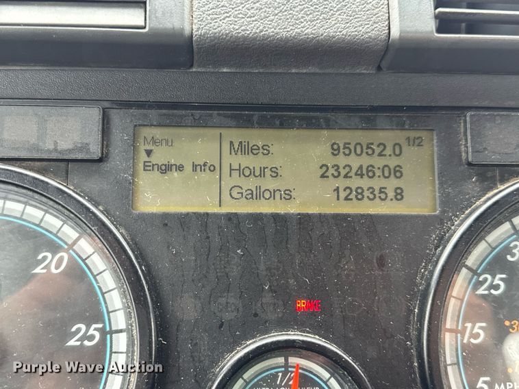 image for item DV4156 2016 Freightliner Cascadia semi truck