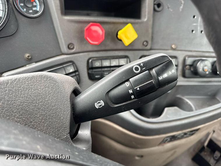 image for item DV4156 2016 Freightliner Cascadia semi truck