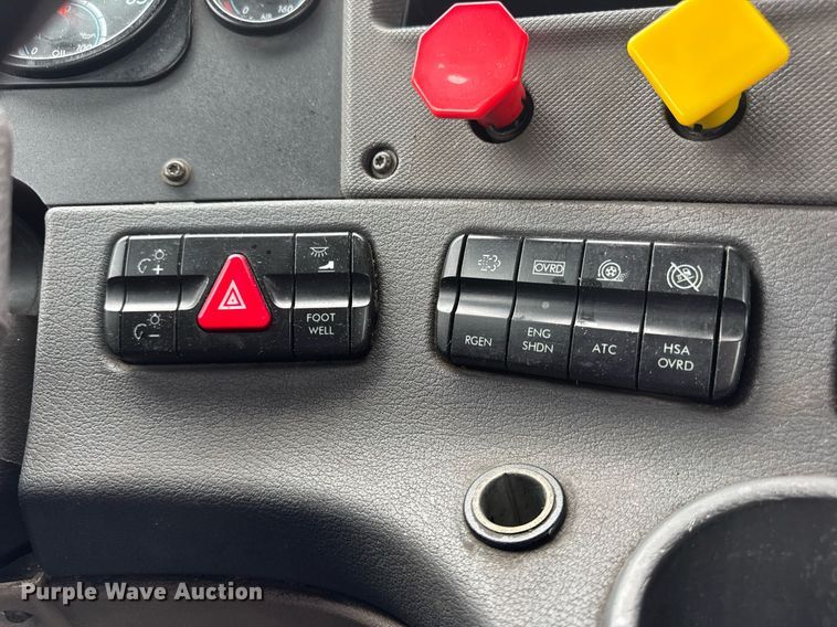 image for item DV4156 2016 Freightliner Cascadia semi truck