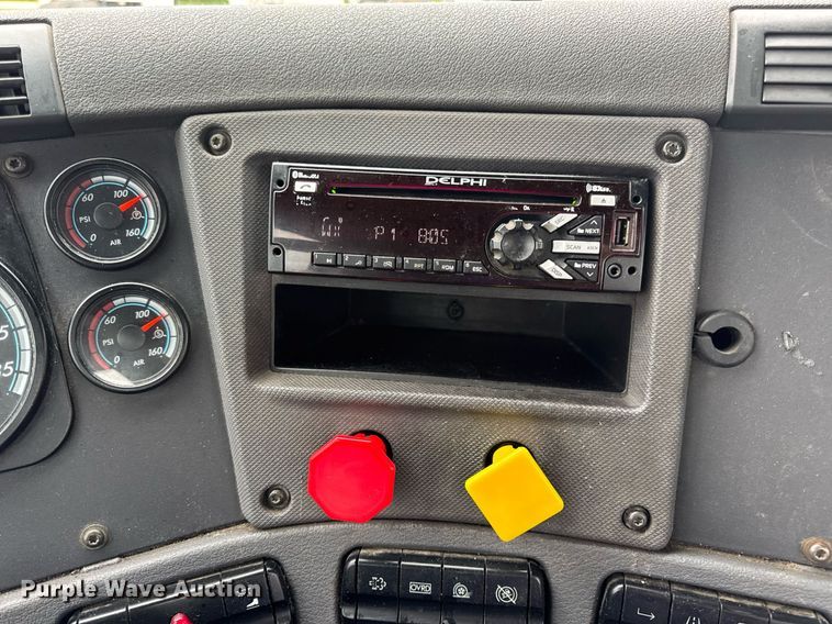 image for item DV4156 2016 Freightliner Cascadia semi truck