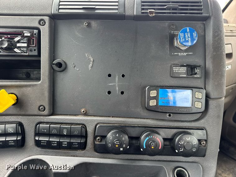 image for item DV4156 2016 Freightliner Cascadia semi truck