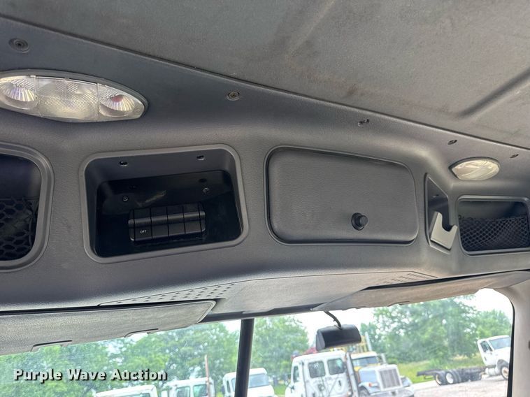 image for item DV4156 2016 Freightliner Cascadia semi truck