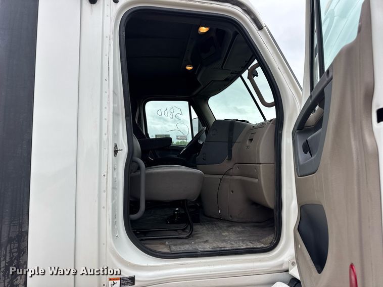 image for item DV4156 2016 Freightliner Cascadia semi truck