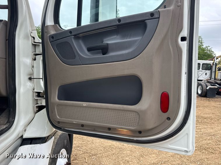 image for item DV4156 2016 Freightliner Cascadia semi truck