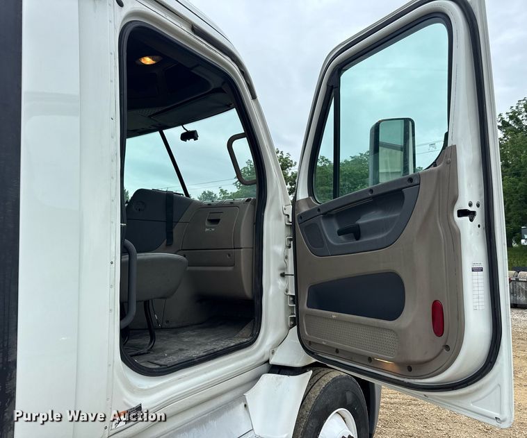 image for item DV4156 2016 Freightliner Cascadia semi truck