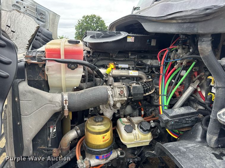 image for item DV4156 2016 Freightliner Cascadia semi truck