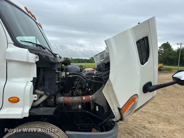 image for item DV4156 2016 Freightliner Cascadia semi truck