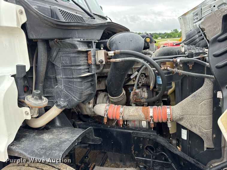 image for item DV4156 2016 Freightliner Cascadia semi truck