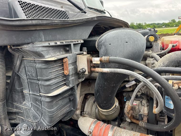 image for item DV4156 2016 Freightliner Cascadia semi truck