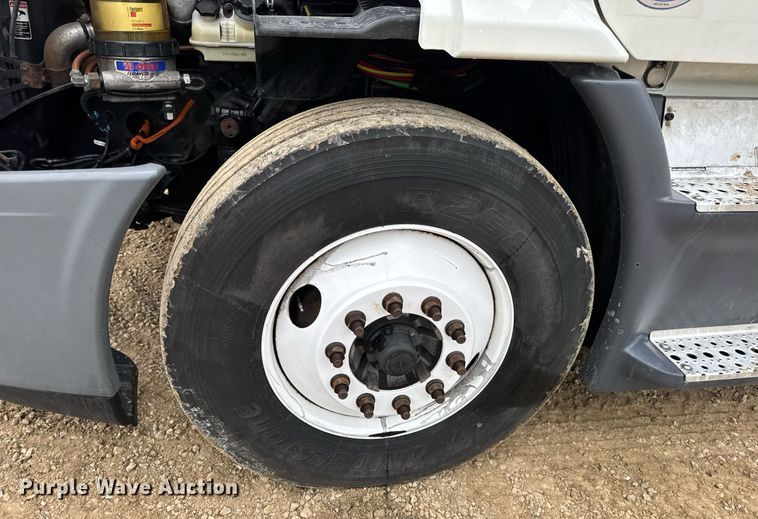 image for item DV4156 2016 Freightliner Cascadia semi truck