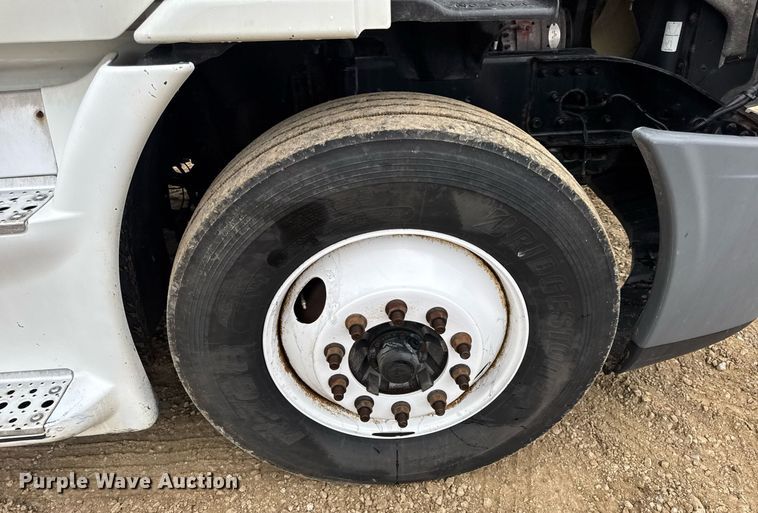 image for item DV4156 2016 Freightliner Cascadia semi truck