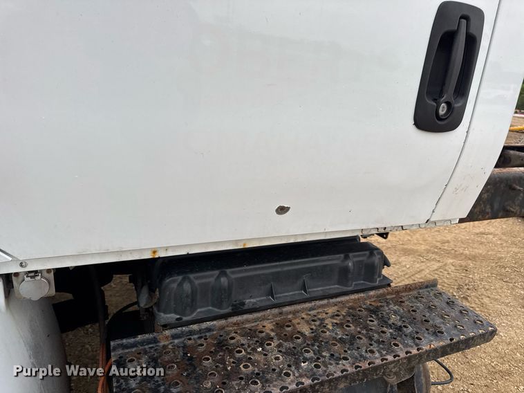 image for item DV4157 2007 International 4400 truck cab and chassis