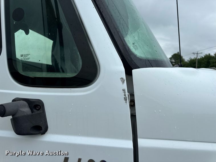 image for item DV4157 2007 International 4400 truck cab and chassis