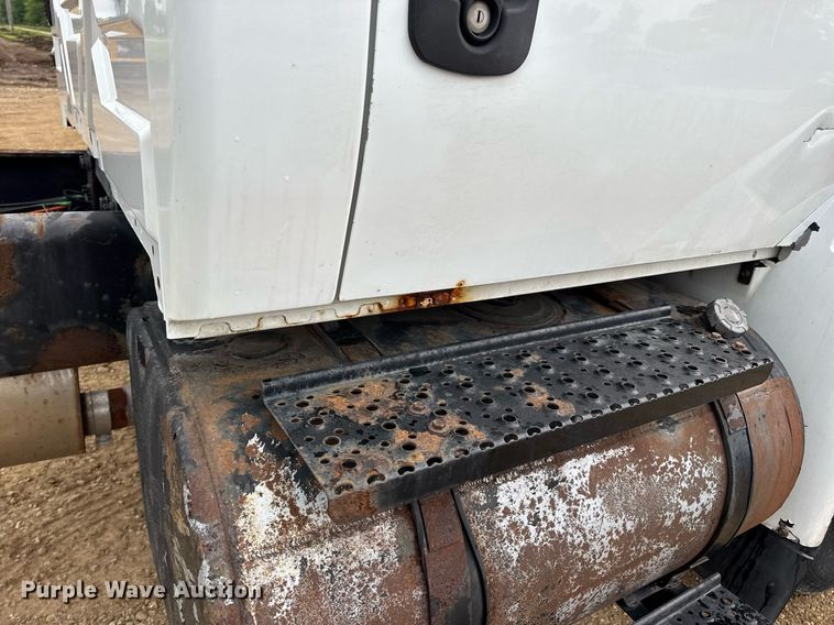 image for item DV4157 2007 International 4400 truck cab and chassis