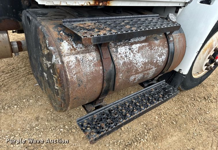 image for item DV4157 2007 International 4400 truck cab and chassis