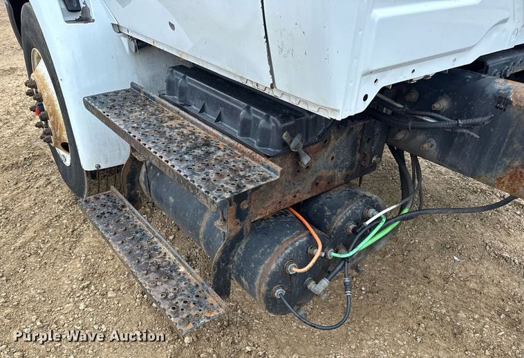 image for item DV4157 2007 International 4400 truck cab and chassis