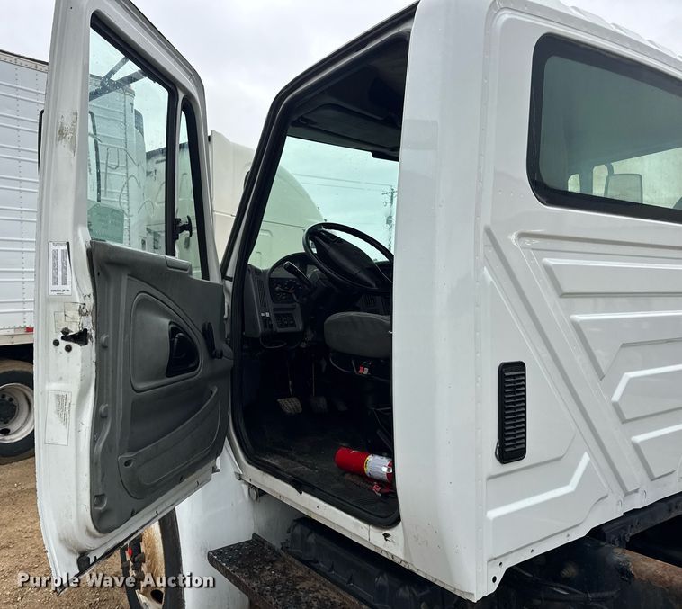 image for item DV4157 2007 International 4400 truck cab and chassis