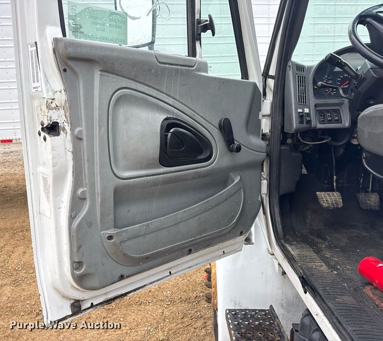image for item DV4157 2007 International 4400 truck cab and chassis