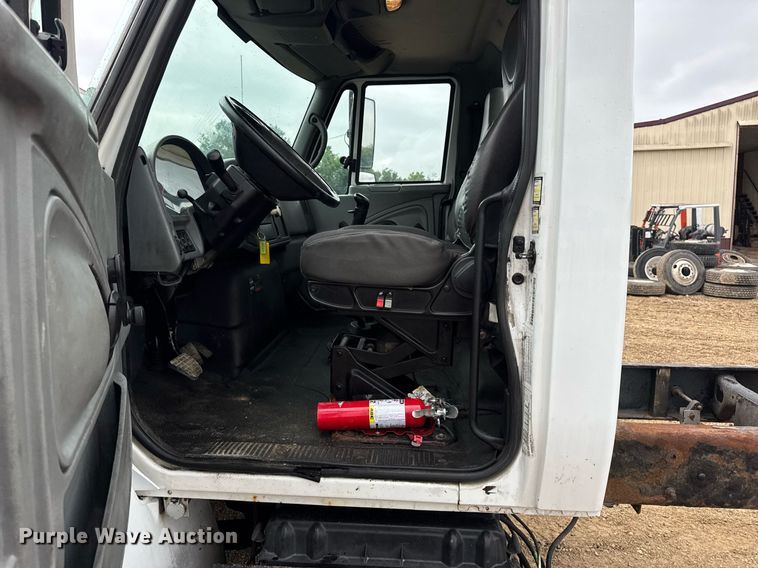 image for item DV4157 2007 International 4400 truck cab and chassis