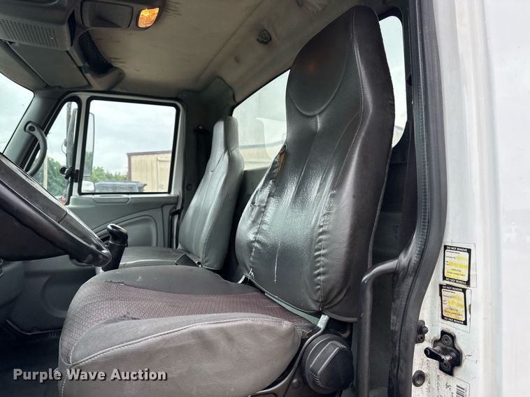 image for item DV4157 2007 International 4400 truck cab and chassis