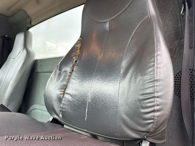 image for item DV4157 2007 International 4400 truck cab and chassis