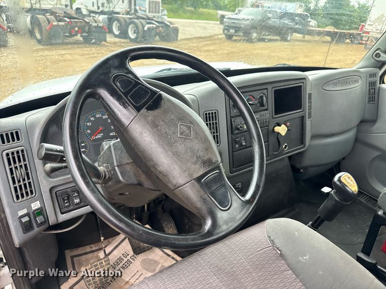 image for item DV4157 2007 International 4400 truck cab and chassis