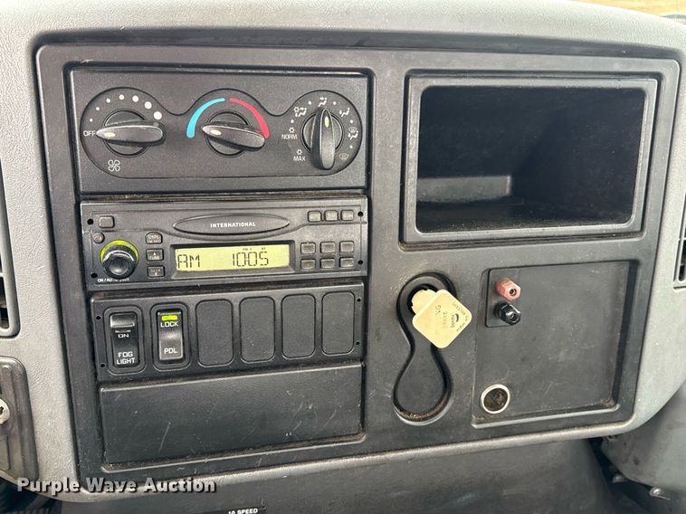 image for item DV4157 2007 International 4400 truck cab and chassis