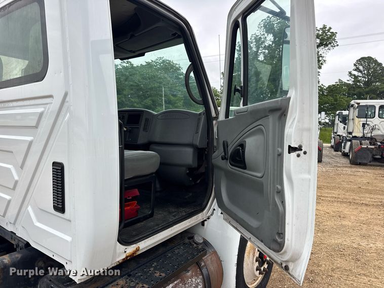 image for item DV4157 2007 International 4400 truck cab and chassis